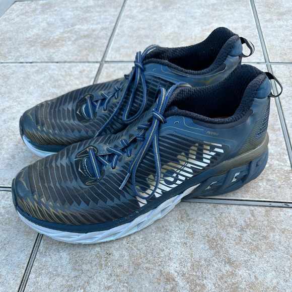 HOKA ONE ONE - M ARAHI MIDNIGHT NAVY/METALLIC GOLD main image 11